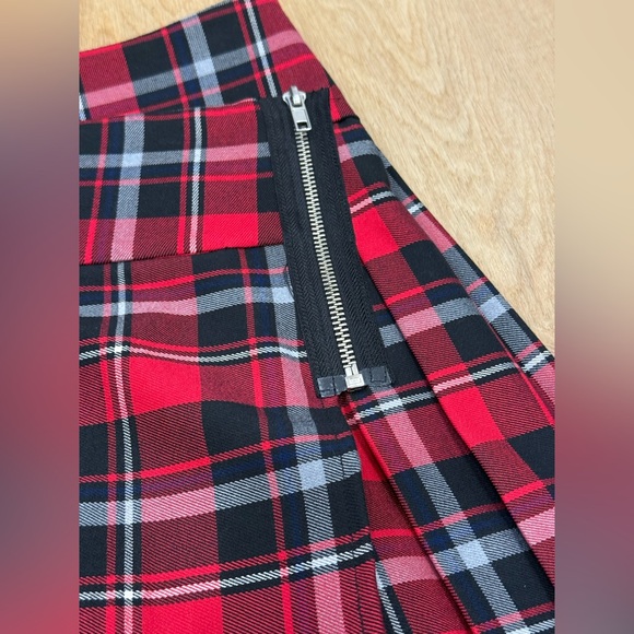 AQUA Red Plaid Pleated Mini Skirt Zip Detail Size Small - Picture 2 of 5